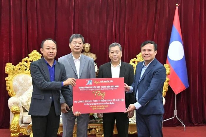 Trao tặng một công trình phát triển kinh tế xã hội cho Tỉnh đoàn. (Nguồn: Tổng Lãnh sự quán Việt Nam tại Luang Prabang)