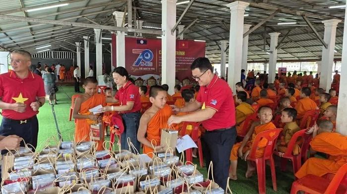 Trao quà cho trẻ em. (Nguồn: Tổng Lãnh sự quán Việt Nam tại Luang Prabang)