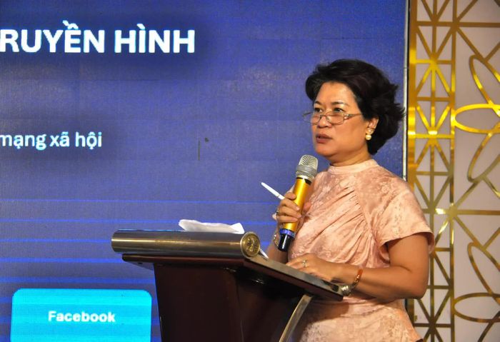 Nhà báo, TS. Nguyễn Thu Hà, Trưởng ban Chuyên đề - Khoa giáo, Đài Truyền hình Việt Nam (VTV), trình bày tham luận tại tọa đàm. (Ảnh: Trung Anh)