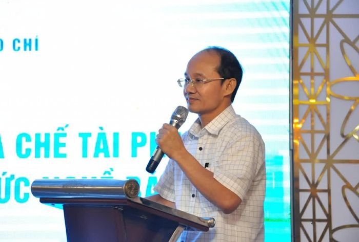 Nhà báo Nguyễn Quý Trọng, Phó Giám đốc Báo và Phát thanh, Truyền hình thành phố Hải Phòng trình bày thực tiễn triển khai báo chí tại địa bàn. (Ảnh: Trung Anh)