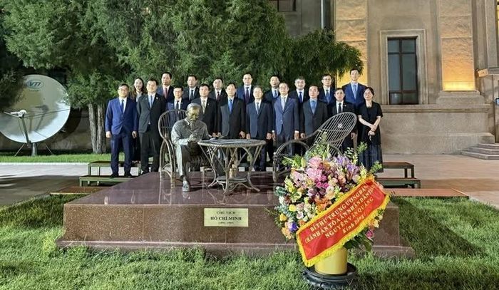 Các đại biểu dâng hoa tưởng nhớ Chủ tịch Hồ Chí Minh. (Nguồn: Đại sứ quán Việt Nam tại Trung Quốc)