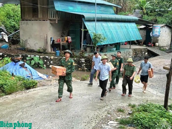 Bộ đội Biên phòng tỉnh Thanh Hóa phối hợp với các lực lượng vận chuyển, trao lương thực, nhu yếu phẩm cho người dân bị ảnh hưởng bởi mưa bão. Ảnh: CTV