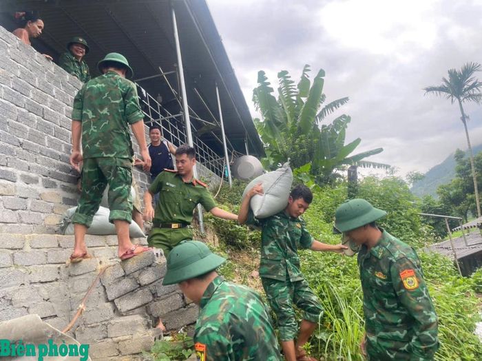 Cán bộ, chiến sĩ Đồn Biên phòng Yên Khương, Bộ đội Biên phòng tỉnh Thanh Hóa và lực lượng tại địa phương tổ chức di dời người, tài sản ra khỏi vùng nguy hiểm. Ảnh: Viết Nhân