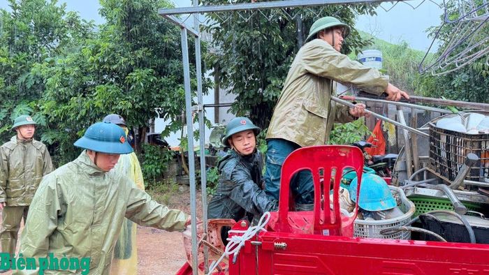 Cán bộ, chiến sĩ Bộ đội Biên phòng tỉnh Lạng Sơn cùng các lực lượng giúp nhân dân di chuyển tài sản đến nơi an toàn trước ảnh hưởng của bão số 4. Ảnh: CTV