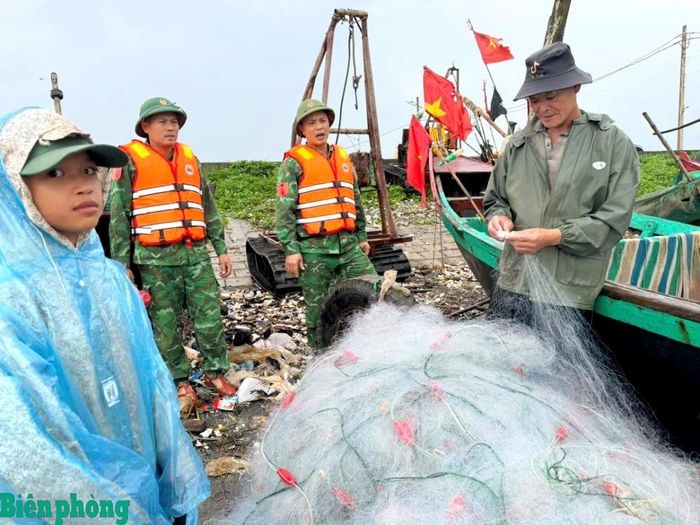 Cán bộ, chiến sĩ Bộ đội Biên phòng tỉnh Ninh Bình bám địa bàn, vận động các hộ dân trong khu vực có nguy cơ bị ảnh hưởng bởi mưa bão di chuyển đến nơi an toàn. Ảnh: CTV