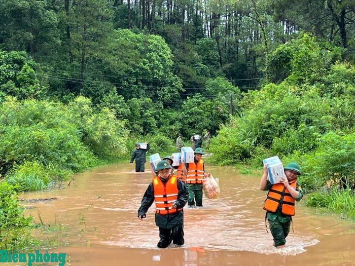 Cán bộ, chiến sĩ Bộ đội Biên phòng tỉnh Lạng Sơn vận chuyển lương thực, nhu yếu phẩm hỗ trợ người dân vùng bị ảnh hưởng bởi bão số 4. Ảnh: CTV