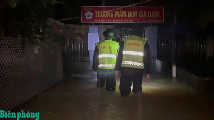 Cán bộ, chiến sĩ Bộ đội Biên phòng thành phố Hải Phòng kiểm tra khu vực xung yếu, hỗ trợ người dân di chuyển đến nơi an toàn. Ảnh: Nguyễn Khánh