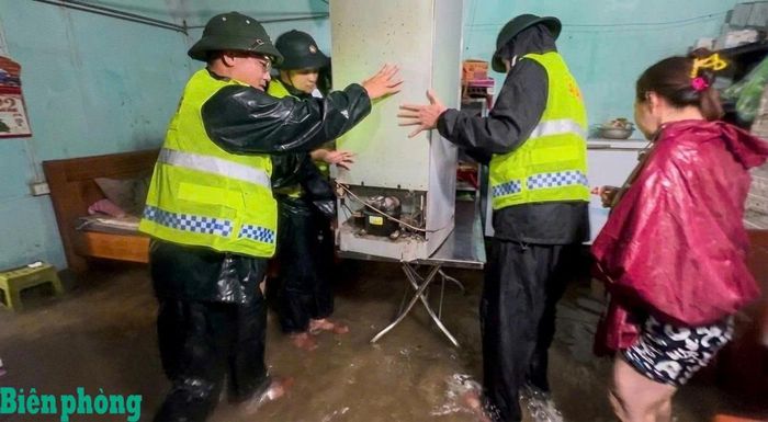 Cán bộ, chiến sĩ Đồn Biên phòng Cát Bà, Bộ đội Biên phòng thành phố Hải Phòng hỗ trợ người dân di chuyển tài sản khỏi khu vực bị ngập. Ảnh: Nguyễn Khánh
