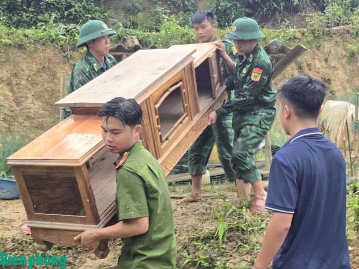 Lực lượng chức năng di dời tài sản của người dân đến nơi an toàn. Ảnh: Đơn vị cung cấp
