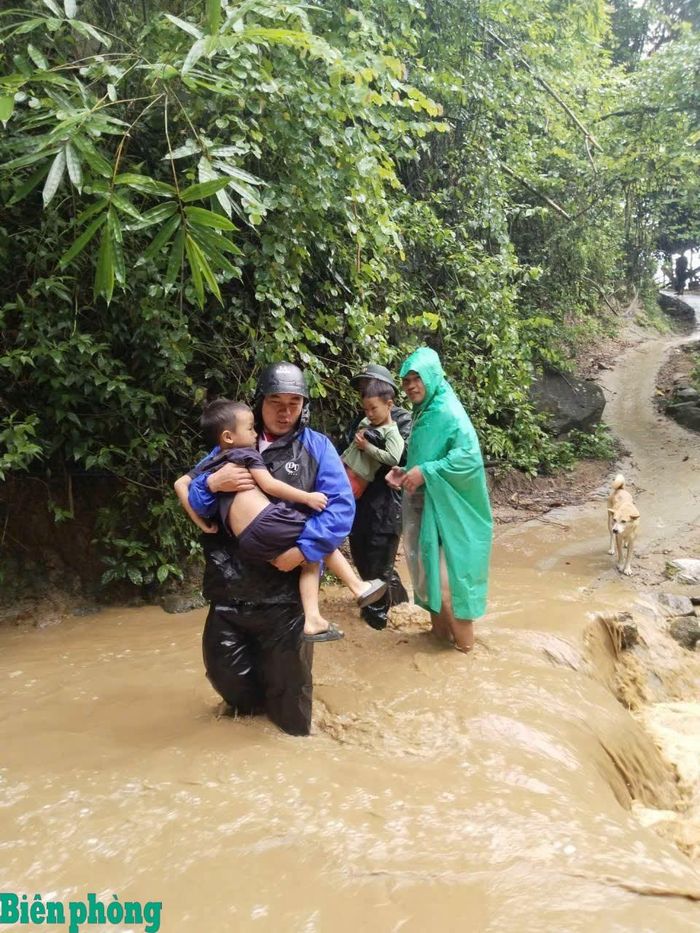 Cán bộ Đồn Biên phòng Tam Chung phối hợp với cấp ủy, chính quyền địa phương xã Tam Chung di dời nhân dân đến nơi an toàn. Ảnh: Đơn vị cung cấp