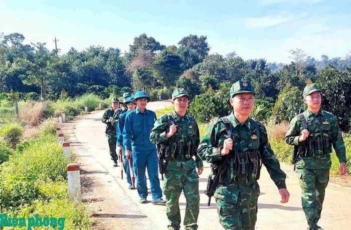 Cán bộ Bộ đội Biên phòng tỉnh Lâm Đồng phối hợp với lực lượng dân quân tuần tra phòng, chống tội phạm, bảo vệ biên giới. Ảnh: Đơn vị cung cấp