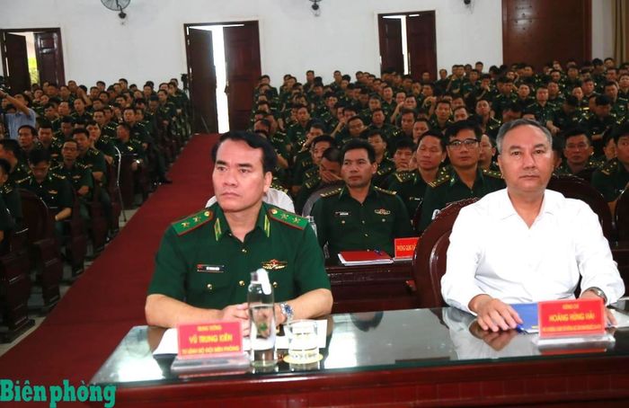 Trung tướng Vũ Trung Kiên, Ủy viên Ban Chấp hành Trung ương Đảng, Ủy viên Quân ủy Trung ương, Tư lệnh Bộ đội Biên phòng và các đại biểu dự khai mạc lớp tập huấn. Ảnh: Cẩm Linh
