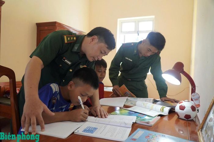 Cán bộ, chiến sĩ Đồn Biên phòng Cồn Roàng, Bộ đội Biên phòng tỉnh Quảng Trị chăm lo cho “con nuôi đồn Biên phòng”, từ sinh hoạt, học tập đến rèn luyện, giúp các em có thêm điểm tựa vươn lên. Ảnh: Nguyễn Phúc