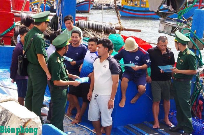 Cán bộ Bộ đội Biên phòng tỉnh Khánh Hòa tuyên truyền, vận động ngư dân hành nghề trên biển đúng pháp luật, đồng thời tham gia bảo vệ chủ quyền biển, đảo Tổ quốc. Ảnh: Đơn vị cung cấp