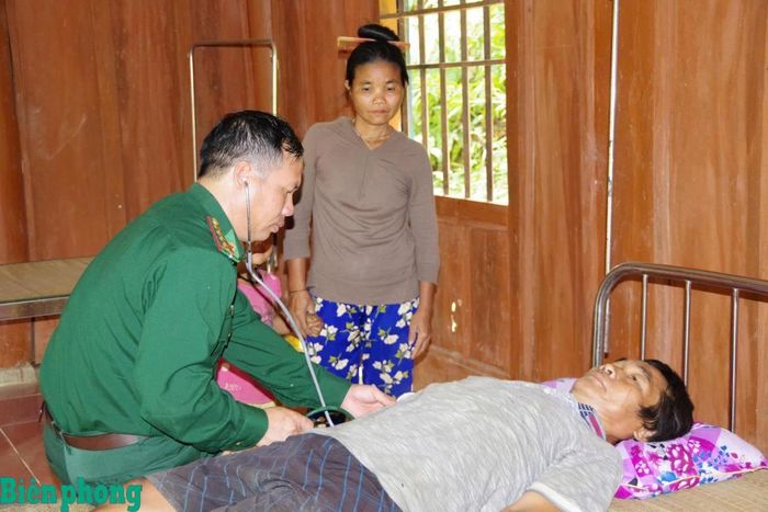 Cán bộ quân y Bộ đội Biên phòng tỉnh Nghệ An khám bệnh, tư vấn và cấp thuốc miễn phí cho nhân dân khu vực biên giới. Ảnh: Hải Thượng