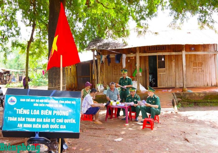 Cán bộ Bộ đội Biên phòng thành phố Đồng Nai thực hiện mô hình “Tiếng loa Biên phòng”, góp phần nâng cao nhận thức, ý thức chấp hành pháp luật của nhân dân khu vực biên giới. Ảnh: Hữu Thịnh