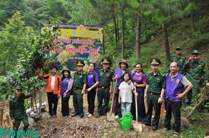Cán bộ, chiến sĩ Bộ đội Biên phòng tỉnh Lạng Sơn hướng dẫn người dân xây dựng, chăm sóc “Vườn cây kiểu mẫu”, góp phần tạo sinh kế, nâng cao hiệu quả sản xuất và ổn định cuộc sống. Ảnh: Vi Toàn
