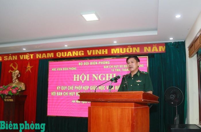 Thiếu tướng Giang Văn Cử, Giám đốc Học viện Biên phòng phát biểu tại hội nghị. Ảnh: Cẩm Linh