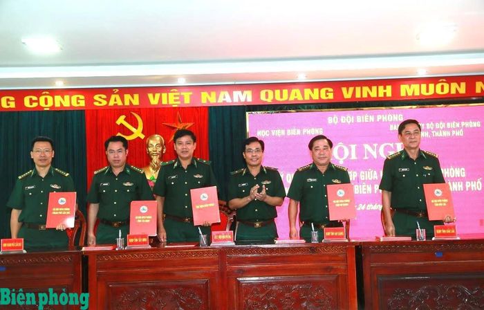 Thiếu tướng Vũ Quốc Ân chứng kiến Học viện Biên phòng ký Quy chế phối hợp với Ban Chỉ huy Bộ đội Biên phòng các tỉnh, thành phố. Ảnh: Cẩm Linh