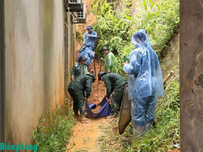 Cán bộ, chiến sĩ Bộ đội Biên phòng tỉnh Lạng Sơn giúp dân khắc phục hậu quả thiên tai. Ảnh: Hoàng Nguyên