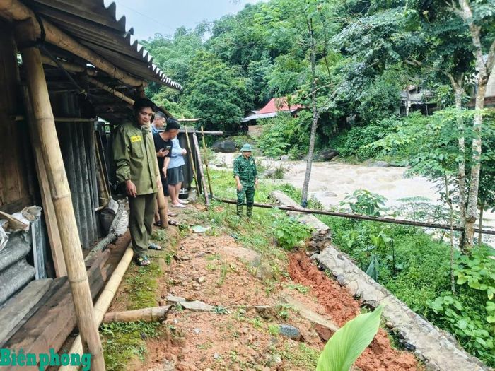 Cán bộ Đồn Biên phòng Hiền Kiệt cùng các lực lượng chức năng rà soát các khu vực có nguy cơ sạt lở, theo dõi diễn biến thời tiết, kịp thời xử lý các tình huống phát sinh, bảo đảm an toàn tính mạng và tài sản của nhân dân trên địa bàn. Ảnh: Đơn vị cung cấp