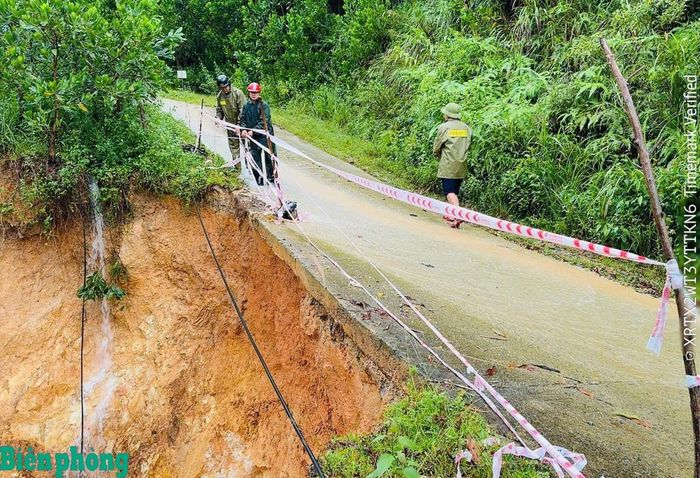 Sạt lở trên địa bàn xã Bát Mọt, được các lực lượng chức năng căng dây cảnh báo, rào chắn các khu vực nguy hiểm, không cho người qua lại, đảm bảo an toàn cho nhân dân. Ảnh: Đơn vị cung cấp