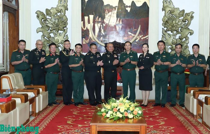 Các đại biểu chụp ảnh lưu niệm. Ảnh: Ngọc Lâm