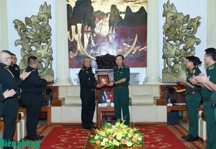 Thiếu tướng Hoàng Hữu Chiến tặng quà Trung tướng Pan-cha-lít Pi-da-mát. Ảnh: Ngọc Lâm