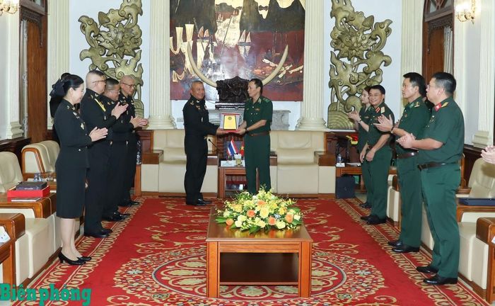 Trung tướng Pan-cha-lít Pi-da-mát tặng quà Thiếu tướng Hoàng Hữu Chiến. Ảnh: Ngọc Lâm