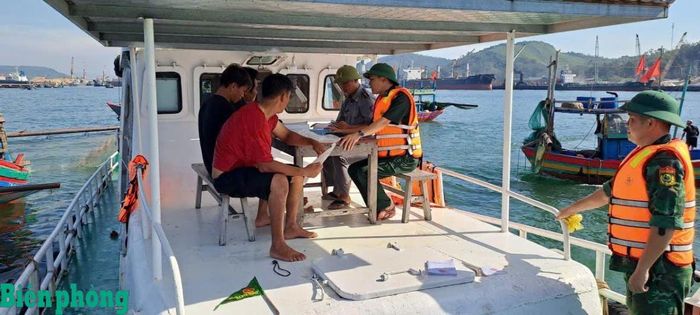 Tổ công tác của Ban Chỉ huy Biên phòng cửa khẩu cảng Nghi Sơn phối hợp với các đơn vị kiểm tra việc chấp hành quy định của các tàu cá khi hành nghề trên biển. Ảnh: Biên Cương