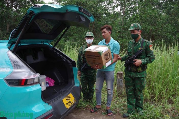 Đối tượng Nguyễn Trung Hiếu bị bắt giữ cùng phương tiện và tang vật. Ảnh: Hữu Thịnh