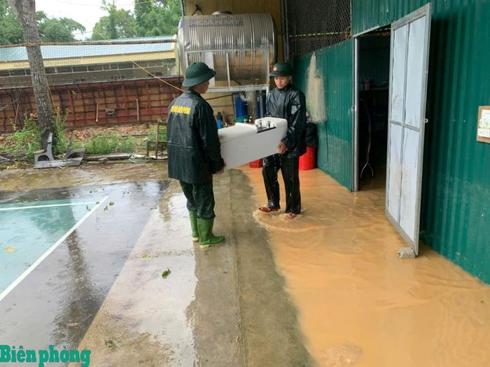 Đồn Biên phòng Nhôn Mai, Bộ đội Biên phòng tỉnh Nghệ An cử lực lượng giúp người dân di dời tài sản tại những nơi bị ngập cục bộ. Ảnh: Hải Thượng