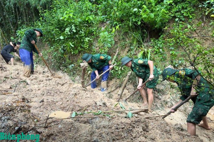 Cán bộ, chiến sĩ Đồn Biên phòng Tam Thanh, Bộ đội Biên phòng tỉnh Thanh Hóa dồn lực khắc phục hậu quả mưa bão. Ảnh: Đơn vị cung cấp