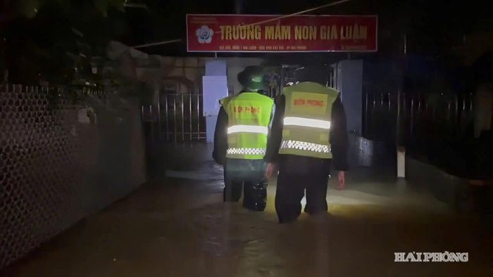 Cán bộ, chiến sĩ Bộ đội Biên phòng thành phố Hải Phòng kiểm tra các vị trí xung yếu, hỗ trợ nhân dân đến nơi an toàn. Ảnh: baohaiphong.vn