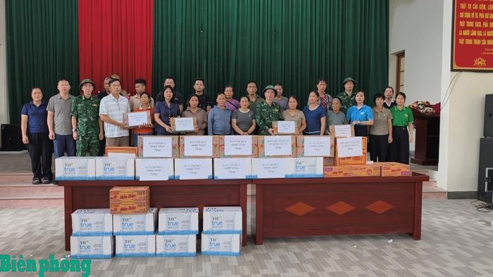 Đại tá Trần Mạnh Hà, Phó Chỉ huy trưởng Bộ đội Biên phòng tỉnh Lạng Sơn tặng quà cho các hộ gia đình bị ảnh hưởng tại xã Đồng Đăng, tỉnh Lạng Sơn. Ảnh: Vi Toàn