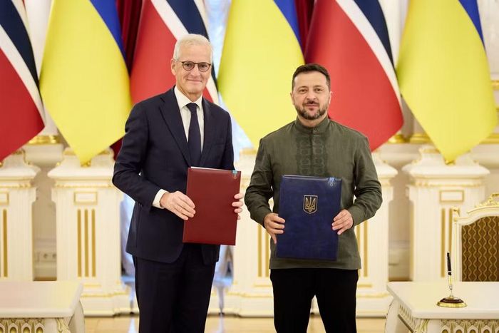 Tổng thống Ukraine Volodymyr Zelenskyy (phải) và Thủ tướng Na Uy Jonas Gahr Store trong lễ ký kết. Ảnh: X/Zelenskyy