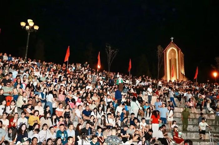 Lễ hội thu hút đông đảo người dân và du khách. Ảnh: Báo Lào Cai