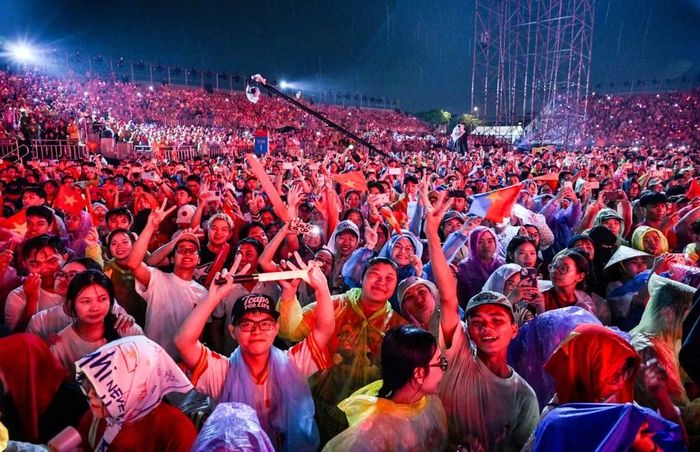 Hàng vạn khán giả mặc áo mưa, theo dõi chương trình “Tổ quốc trong tim” 2026 tại Vạn Phúc City, TP Hồ Chí Minh. Ảnh: Báo Nhân Dân