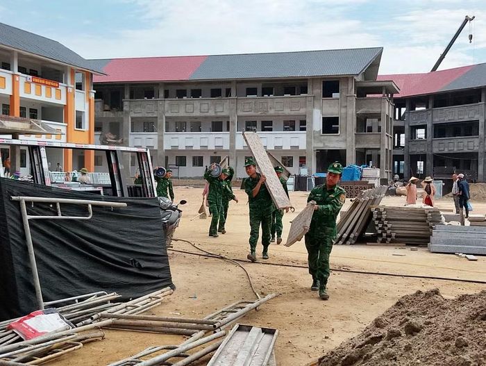 Bộ đội Biên phòng Lào Cai phối hợp hỗ trợ xây dựng các điểm trường, góp phần hoàn thiện cơ sở vật chất giáo dục tại khu vực biên giới. Ảnh: ĐBBP Lào Cai.