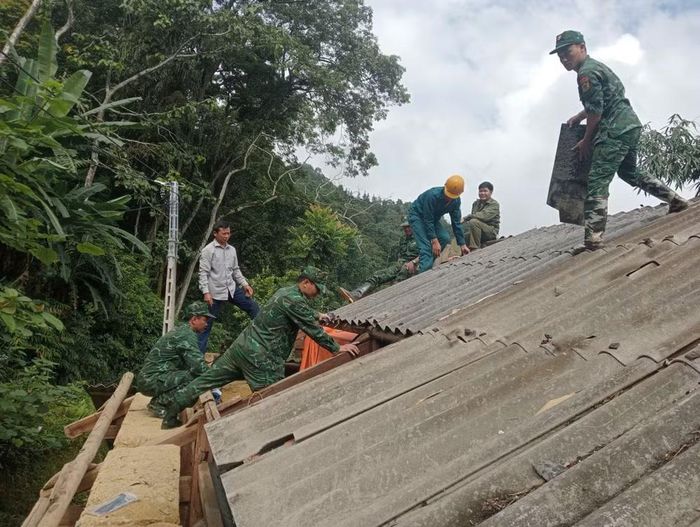 Từ những việc làm thiết thực, người lính Biên phòng góp phần gieo thêm niềm tin và tạo động lực để người dân vùng biên vươn lên. Ảnh: ĐBBP Lào Cai.