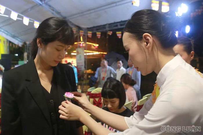 Bông hồng nhạt dành cho người còn một trong hai đấng sinh thành, còn bông hồng trắng là biểu tượng của sự mất mát, dành cho những người không còn cha mẹ.