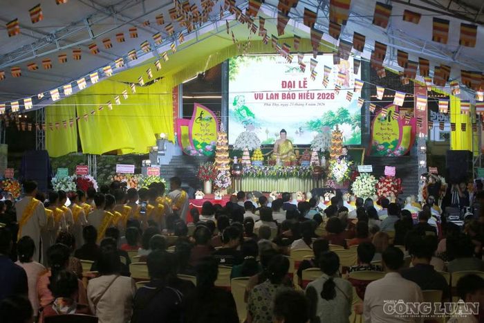 Trong không gian linh thiêng của ngôi chùa, những câu chuyện về cha mẹ, về công ơn sinh thành, dưỡng dục được nhắc nhớ, khiến nhiều người không khỏi xúc động.