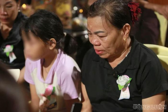 Bà Đinh Thị Thoa, 63 tuổi, bà nội của Linh, cho biết từ khi mẹ mất, em được ông bà và bố chăm sóc, nuôi dưỡng. Thỉnh thoảng, bà kể cho cháu nghe về người mẹ đã khuất nhưng không muốn nhắc quá nhiều vì sợ em buồn.
