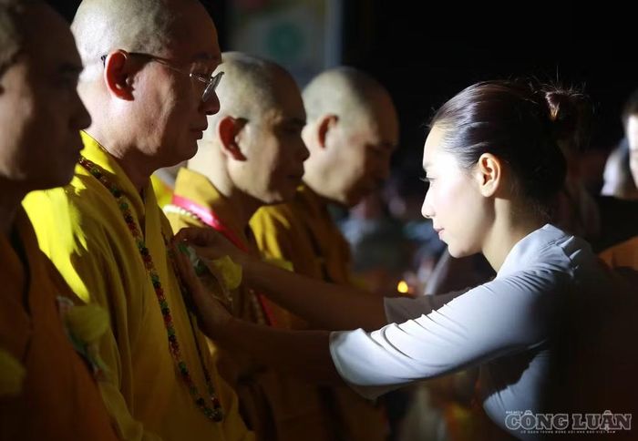 Trong các nghi thức của đại lễ, “Bông hồng cài áo” là một trong những khoảnh khắc khiến nhiều người tham dự xúc động.