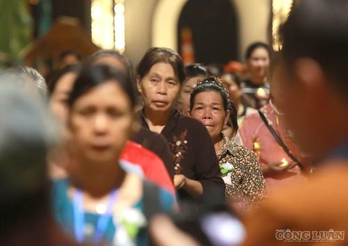 Bà Đinh Hồng Nhung, 57 tuổi, trú phường Lâm Sơn, tỉnh Phú Thọ, lặng lẽ lau nước mắt khi cài lên ngực áo bông hồng trắng. Mẹ bà đã qua đời từ lâu, còn cha mới mất được 3 năm. Bà Nhung cho biết mỗi khi nhớ về cha mẹ, bà vẫn không thể kìm được nước mắt vì cảm thấy mình chưa thể báo hiếu trọn vẹn.