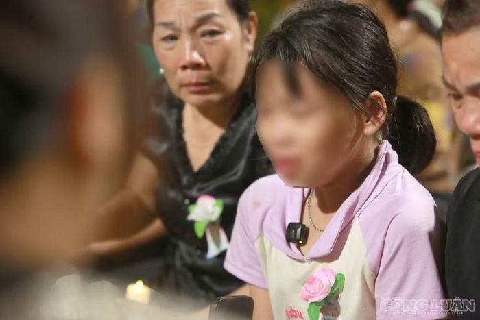 Nổi bật trong buổi lễ là hình ảnh bé Bùi Ngọc Linh, 10 tuổi, trú phường Lâm Sơn, tỉnh Phú Thọ, ngồi bên bà nội với bông hồng nhạt trên ngực áo. Linh cùng bà nội trở về chùa để tưởng nhớ người mẹ đã qua đời 8 năm trước. Khi mẹ mất, em mới khoảng 18 tháng tuổi. Vì vậy, những ký ức trực tiếp về mẹ trong Linh không nhiều, phần lớn hình ảnh về mẹ được lưu giữ qua lời kể của bố và ông bà.
