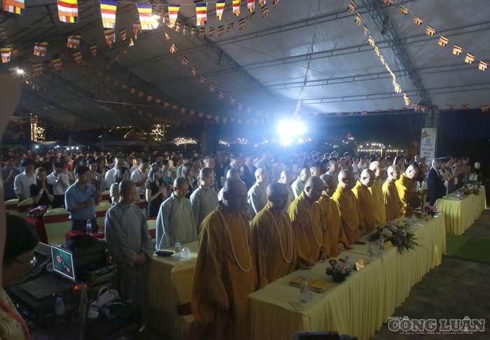 Đại đức Thích Trí Thịnh chia sẻ: “Chúng ta không thể tìm thấy được một tình thương nào ngọt ngào bằng tình thương của cha và mẹ. Có lẽ không bút mực, lời văn, câu nói nào có thể diễn tả được sự vĩnh hằng ấy”. Đạo hiếu từ ngàn xưa đã trở thành một giá trị được gìn giữ trong đời sống tinh thần của người Việt. Mỗi mùa Vu Lan về cũng là lời nhắc nhở mỗi người biết yêu thương, hiếu kính khi cha mẹ còn hiện hữu bên mình, đồng thời tưởng nhớ những người đã khuất.
