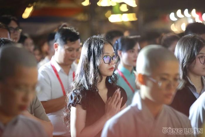 Với những người còn cha mẹ, Vu Lan là dịp để thêm trân trọng những người thân yêu. Với những người đã mất đấng sinh thành, mùa báo hiếu lại trở thành khoảng lặng để nhớ về những ký ức đã qua.