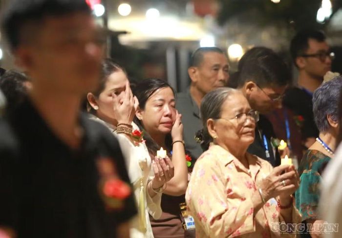 Khi những bông hoa được cài lên ngực áo, nhiều người tham dự không giấu nổi cảm xúc xúc động, nghẹn ngào.