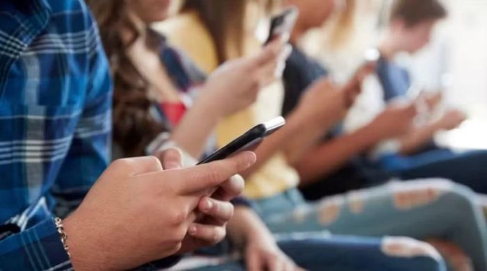 Mạng xã hội gây ra nhiều tác động có hại cho người trẻ. Ảnh: TF1